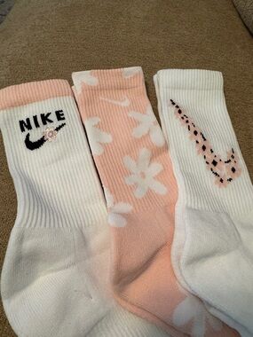 Nike White & Pink Floral Crew Socks - 3 Pack